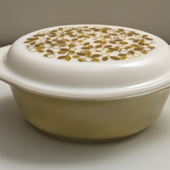 Pyrex Other - Pyrex White and Green Casserole Dish